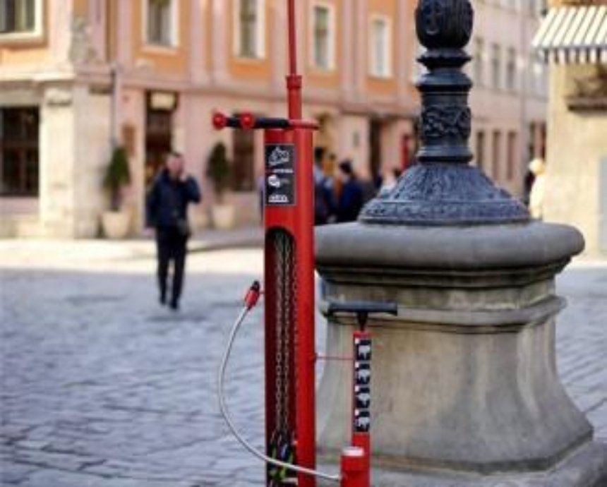 Жизнь соседей: на улицах Львова появились велосипедные "аптечки"