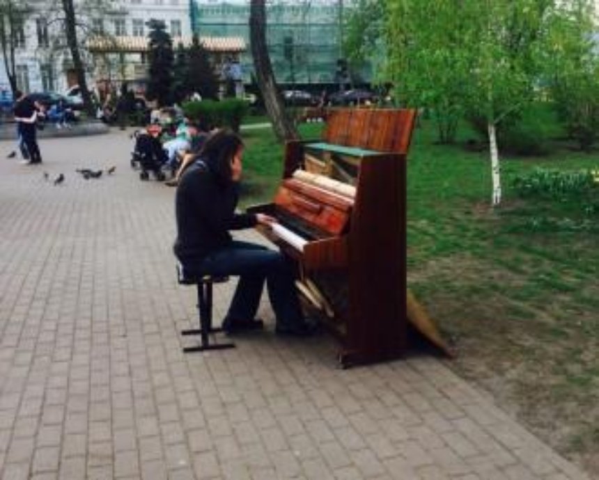 На Контрактовой площади установили уличное пианино (фото)