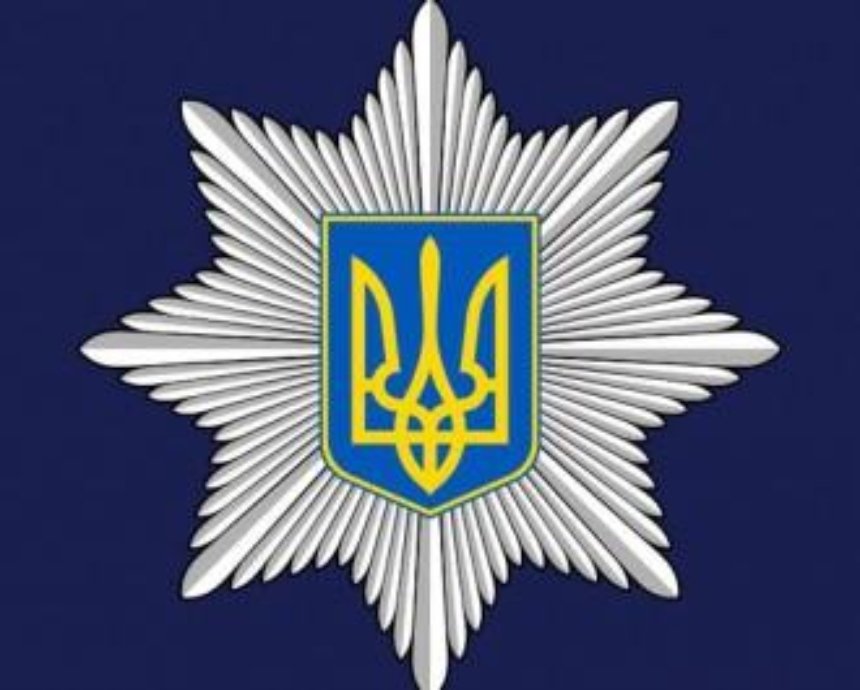 В Киеве 20 человек штурмовали управление полиции и напали на "копа"