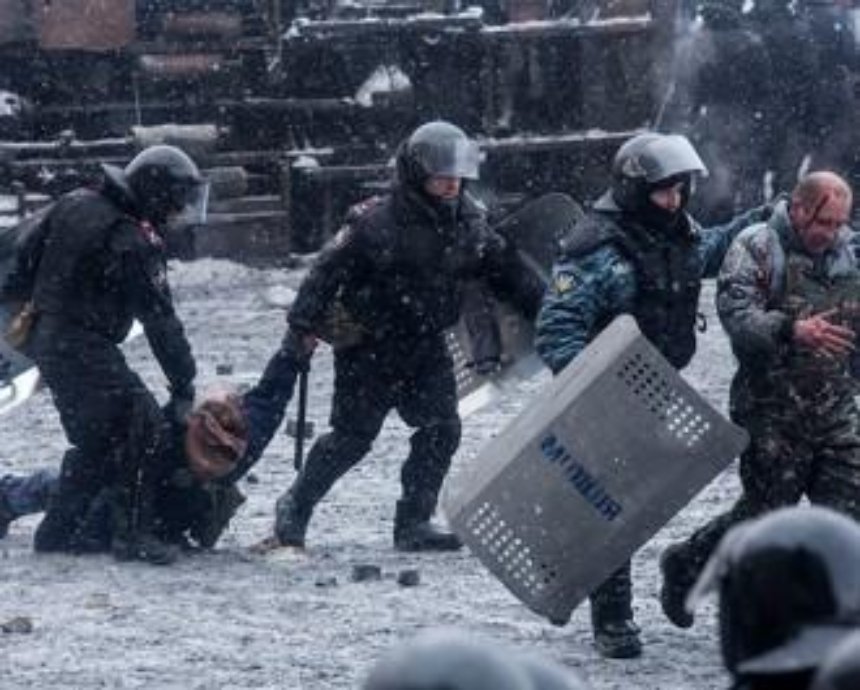 Столичного поліцейського підозрюють в побитті активістів на Євромайдані