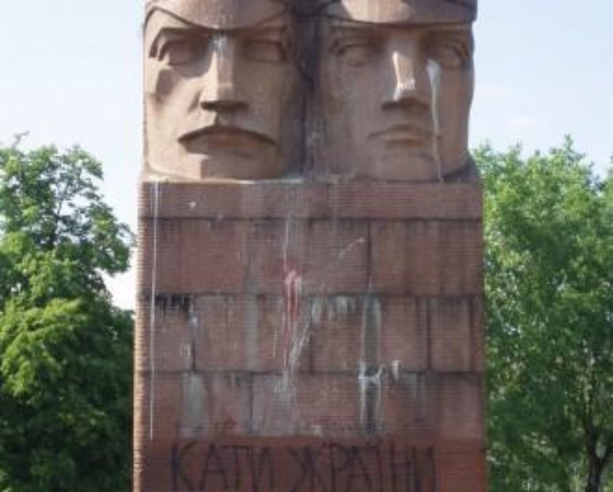 У Києві зносять пам`ятник чекістам (відео)