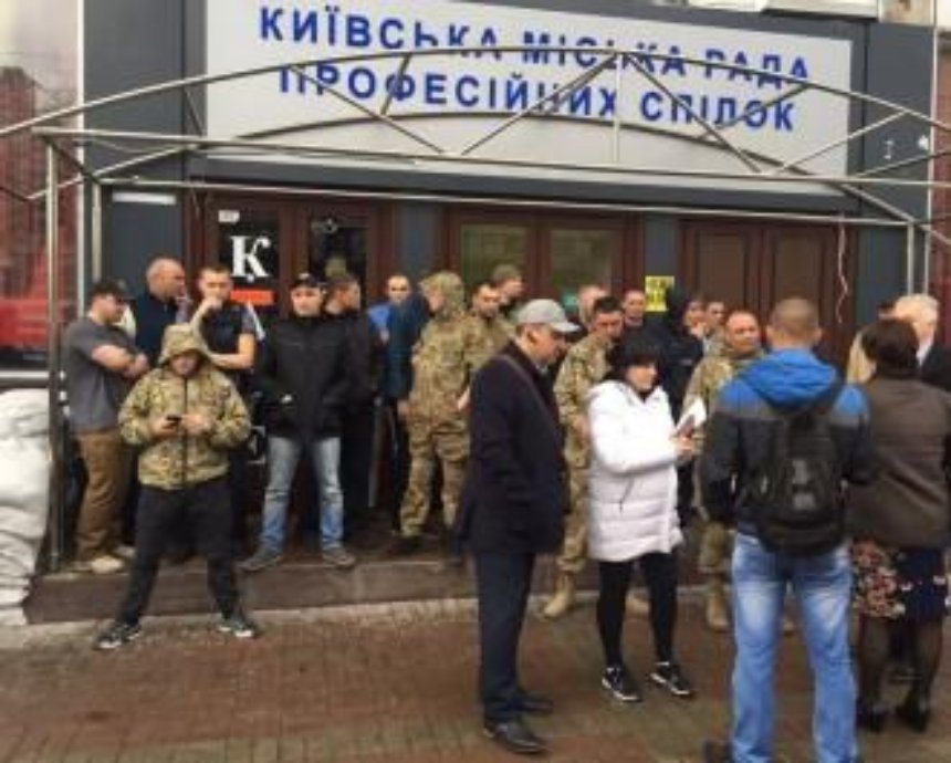 Скандальне кафе на Майдані намагаються обнести парканом