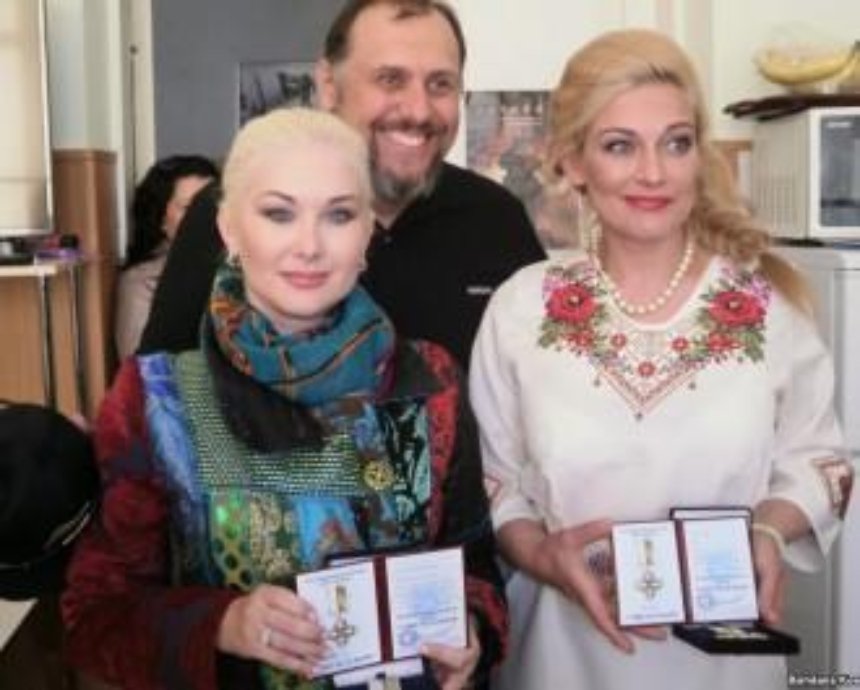 Украинские волонтеры наградили швейцарских коллег