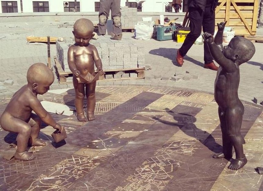 На Почтовой площади появились фигурки играющих детей (фото)