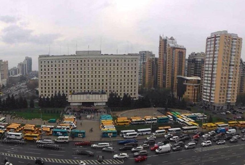 В Киеве маршрутчики заблокировали обладминистрацию (фото)