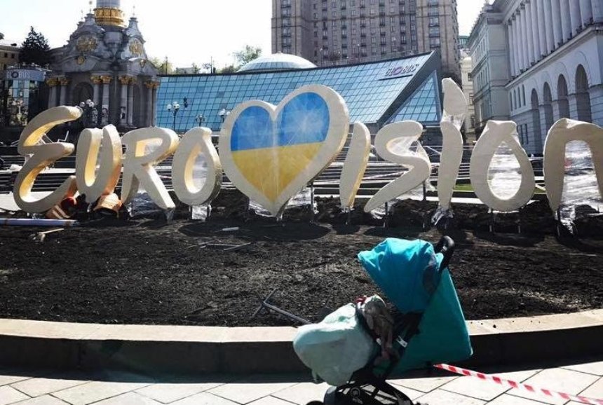 На Майдане установили огромную надпись к Евровидению (фото)