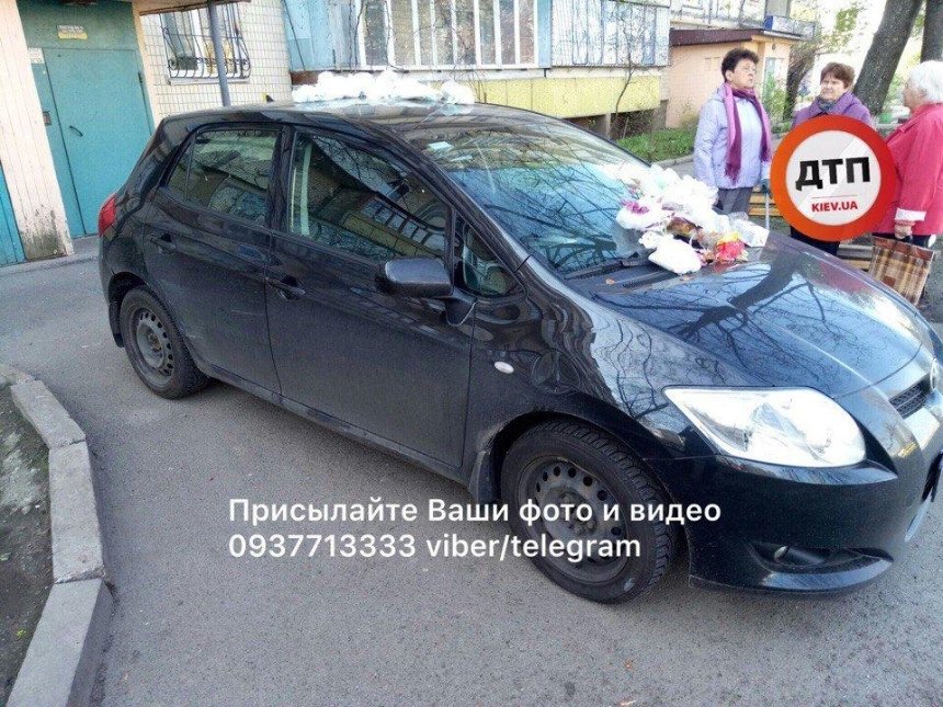 В Оболонском районе жители наказали "героя парковки" (фото)