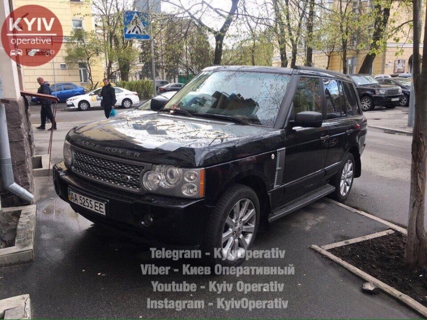 В центре Киева на капоте автомобиля "героя парковки" прохожий оставил послание