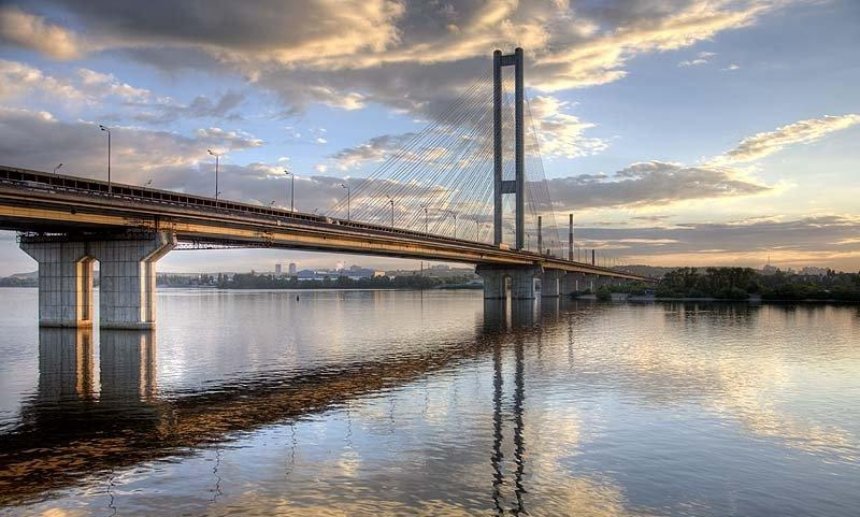 Сразу на двух киевских мостах ограничат движение транспорта
