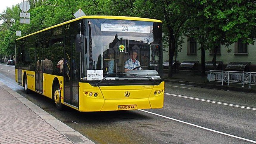 На вихідних столичні автобуси змінять маршрут руху (список)