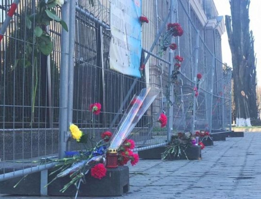 В Киеве украинцы несут цветы к российскому посольству (фото, видео)