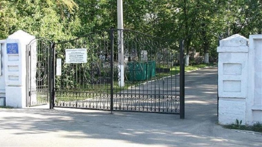 Киевсовет просит расширить кладбище за счет леса