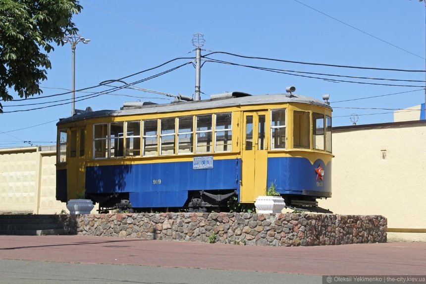 На Куреневке демонтировали старинный трамвай