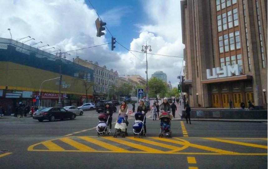 Киевляне протестировали новый пешеходный переход через Крещатик