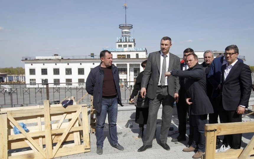 Кличко проинспектировал работы по реконструкции Почтовой площади