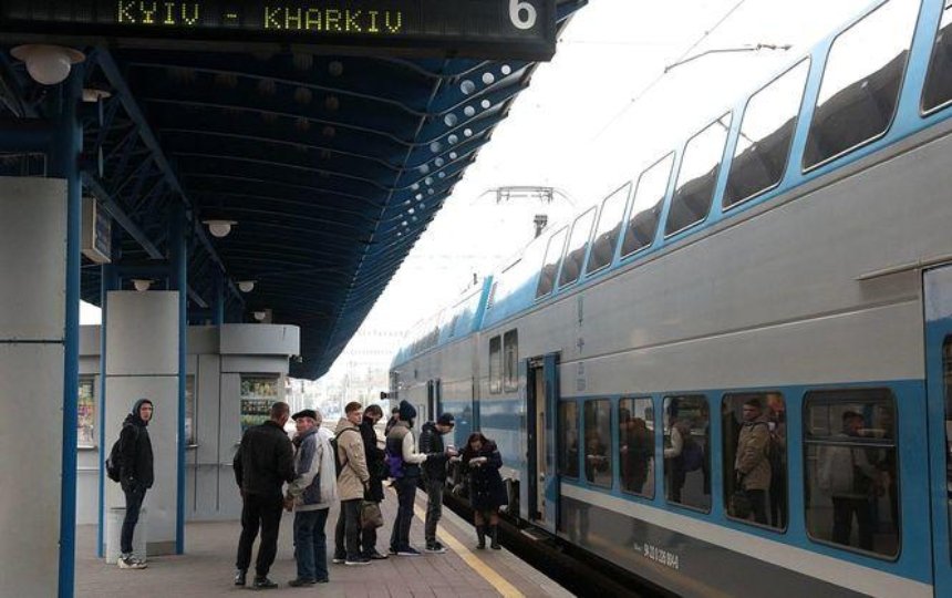 "Укрзализныця" пустила 23 дополнительных поезда на майские праздники (список)