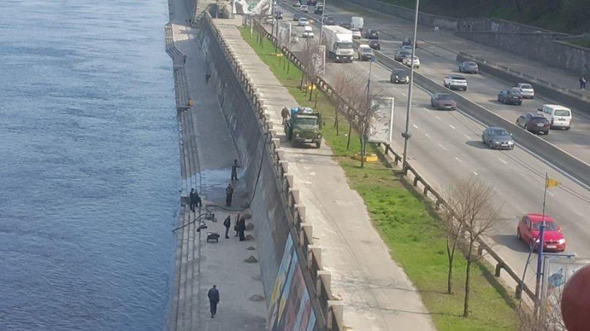 С Днепровской набережной смывают граффити (фото)