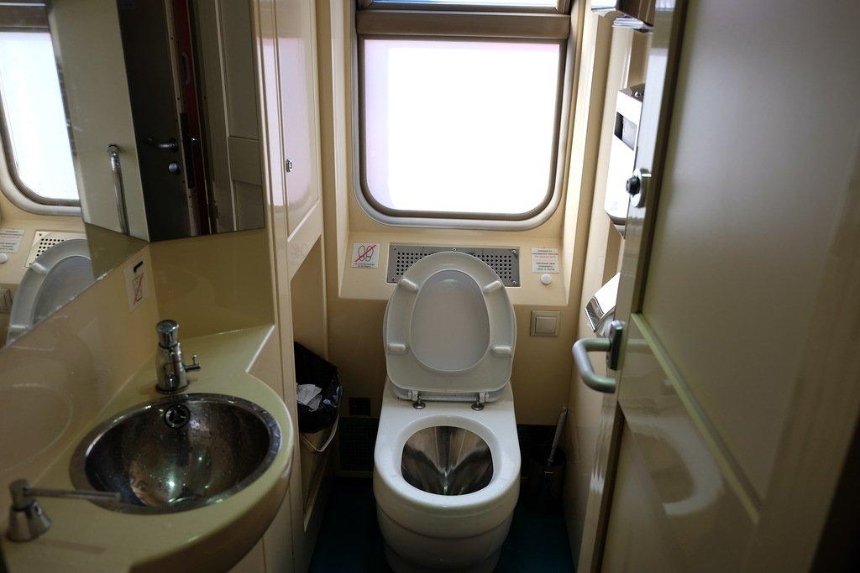 "Укрзализныця" хочет купить туалеты в поезда по миллиону гривен
