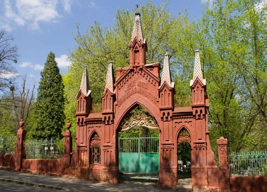 Новая услуга: на киевских кладбищах предложили уход за могилами