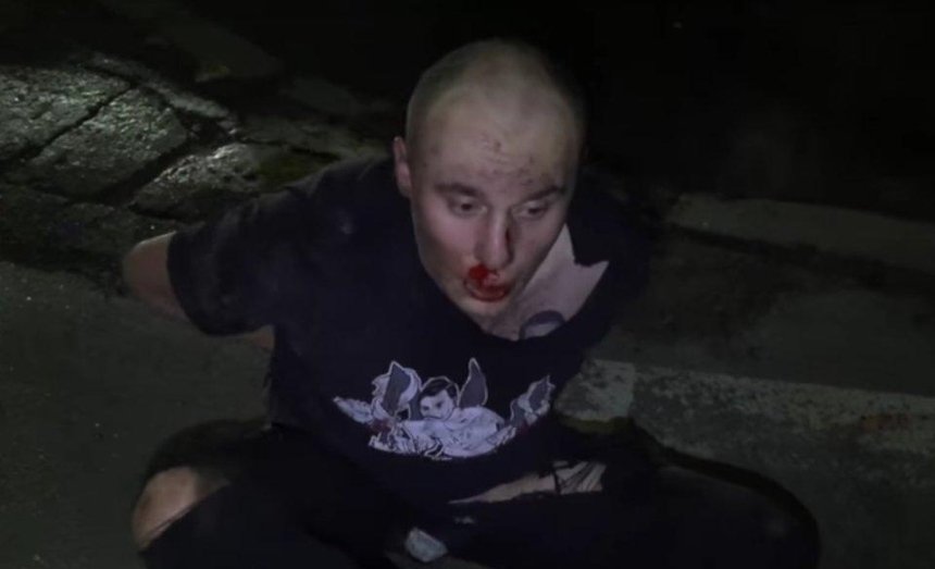 В Киеве сумасшедший наркоман разгромил припаркованную машину (видео)