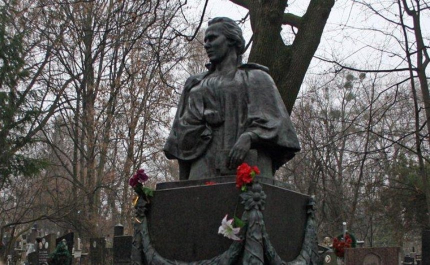 Вандалы обокрали могилу Леси Украинки в Киеве