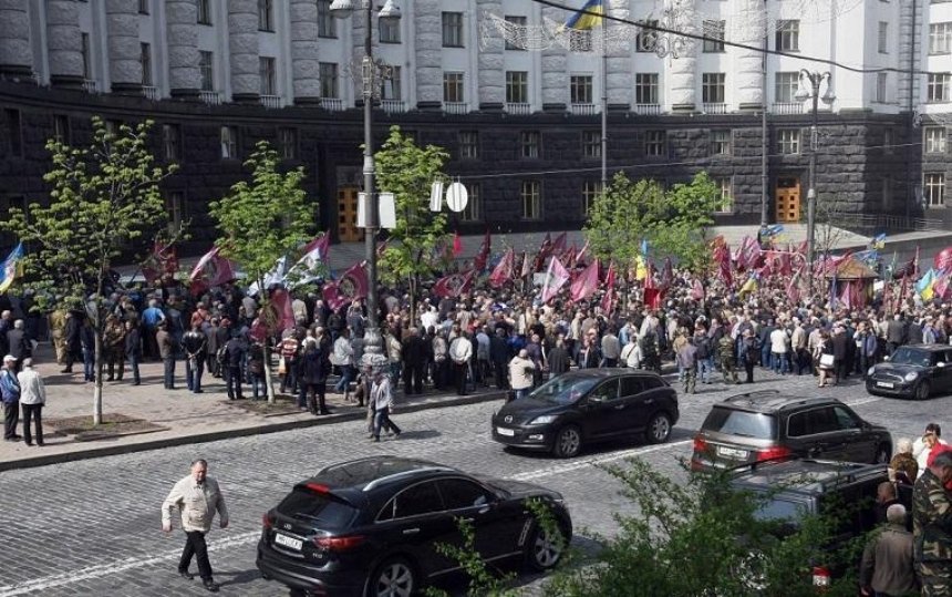 Митингующие перекрыли дорогу в центре Киева (фото, видео)