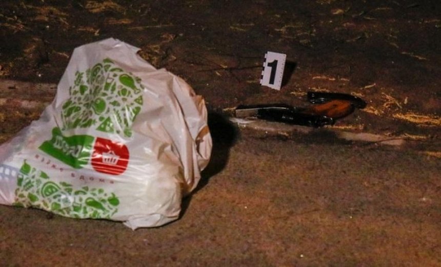 Злодій поцупив в чоловіка пакет з їжею і стріляв по ньому (фото)