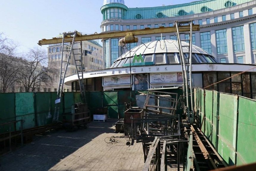 На станции метро «Крещатик» начали ремонт эскалатора