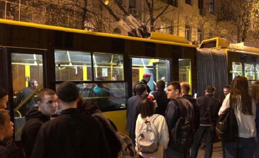В центре Киева подрались пассажиры троллейбуса (фото)
