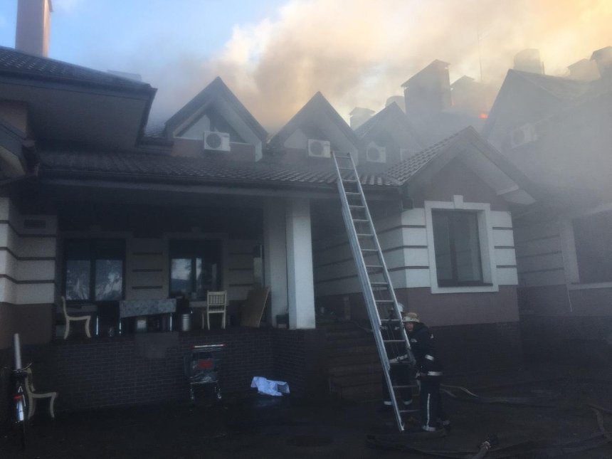 Пожар под Киевом: горит ресторанный комплекс