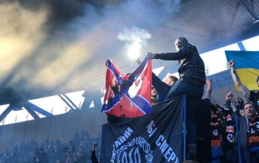 На матче «Динамо и «Шахтера» сожгли флаг Новороссии (фото).