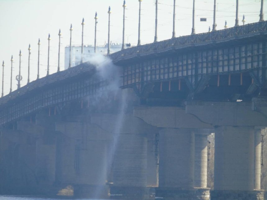 На мосту Патона произошла авария, из-за которой было ограничено движение (фото) 