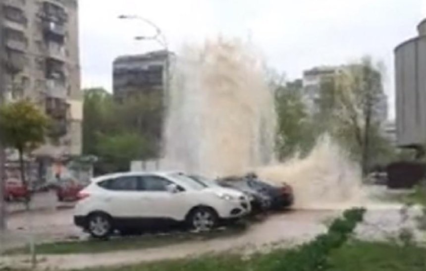 В Соломенском районе забил пятиметровый фонтан (видео)