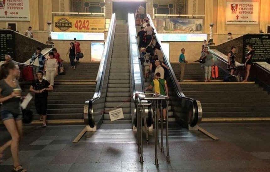 На Центральном вокзале Киева установят новые эскалаторы