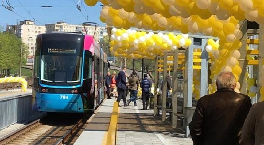 В Киеве торжественно открыли станцию скоростного трамвая (фото)
