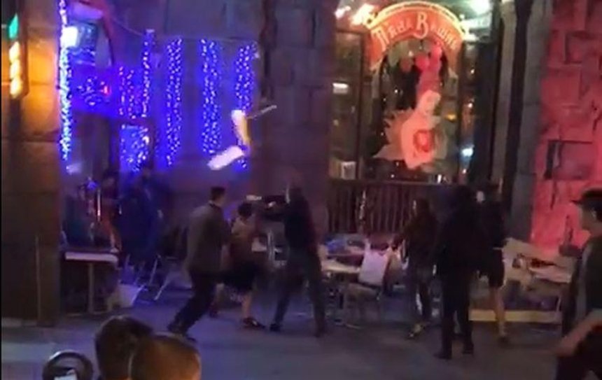 В центре Киева несколько человек разгромили кафе (видео)