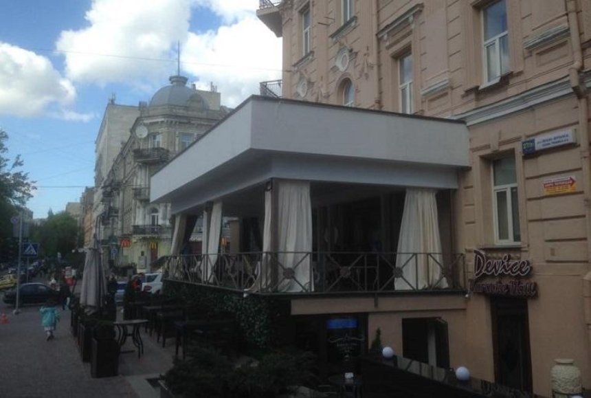Киевлянку возмутила незаконная летняя терраса ресторана (фото)