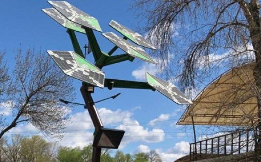 В киевском парке «выросло» smart-дерево с зарядкой для гаджетов (фото)