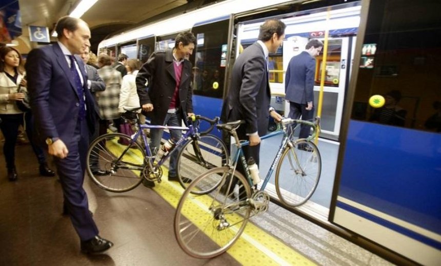 Кияни просять дозволити проїзд в метро з велосипедами