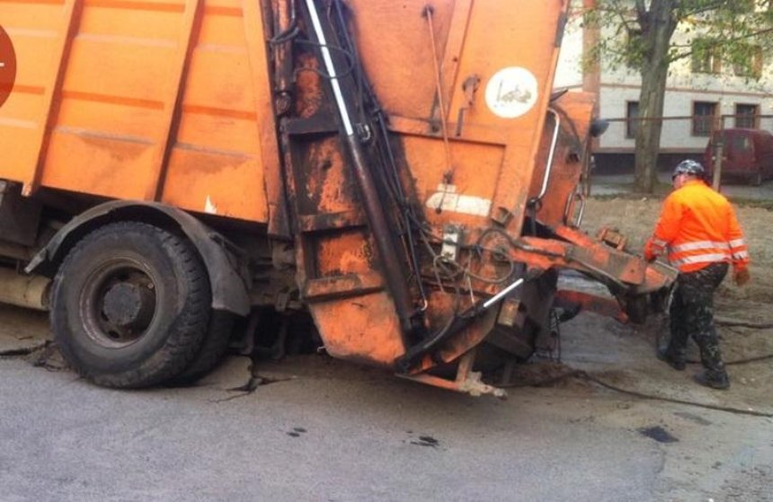 У Києві сміттєвоз провалився під асфальт (фото)