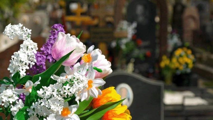 Українців просять не купувати штучні квіти на поминальні дні