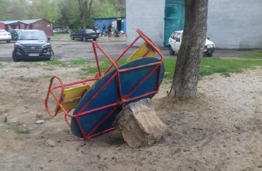 Коммунальщики разрушили детскую площадку на Борщаговке (фото) 