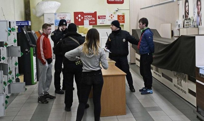 В Киеве ограбили сотрудника телеканала и напали на охранника супермаркета (фото, видео)