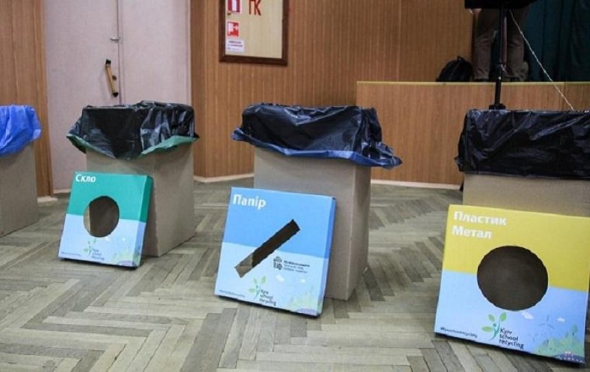 Киевских школьников научат зарабатывать на мусоре (фото)
