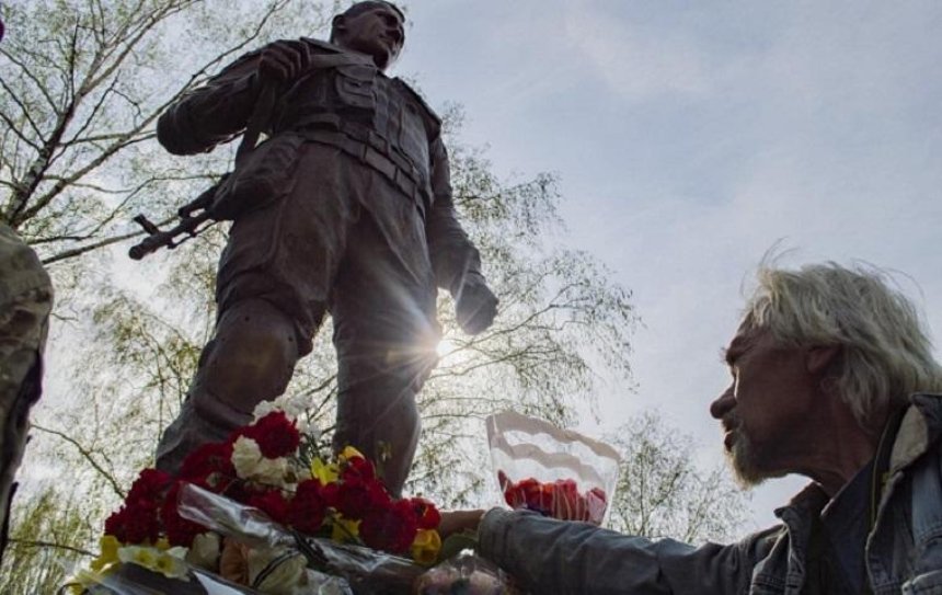 В Киеве открыли памятник и сквер имени погибшего на Донбассе добровольца (фото)
