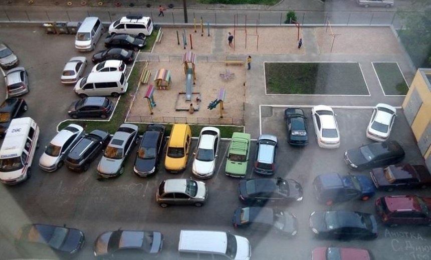 В Україні хочуть заборонити паркування у дворах
