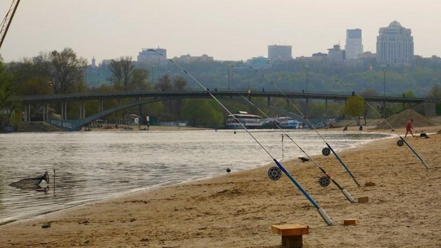 Столичных рыболовов призывают не рыбачить на пляжах