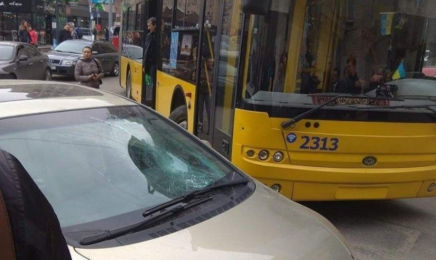 Пассажиры троллейбуса разбили стекло в машине автохама