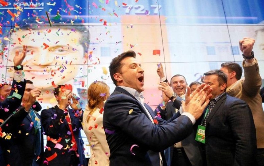 Зеленский побеждает во втором туре президентских выборов с большим отрывом