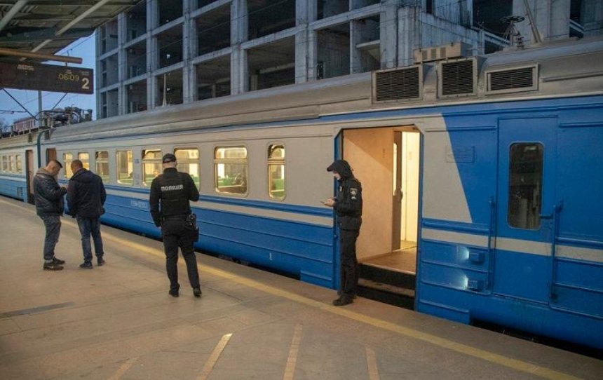 В электричке на Дарницком вокзале нашли труп мужчины (фото)